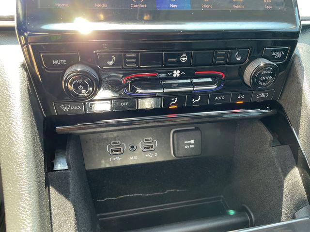 Photo of 2021 Bright White Clearcoat Jeep Grand Cherokee L
