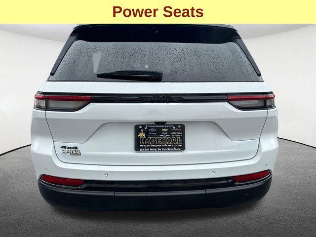 Photo of 2023 Bright White Clearcoat Jeep Grand Cherokee