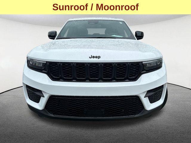 Photo of 2023 Bright White Clearcoat Jeep Grand Cherokee