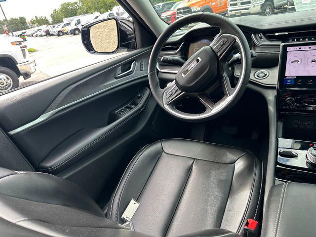 Photo of 2023 Silver Zynith Jeep Grand Cherokee L