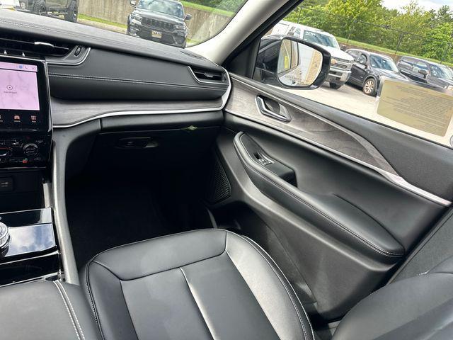 Photo of 2023 Silver Zynith Jeep Grand Cherokee L
