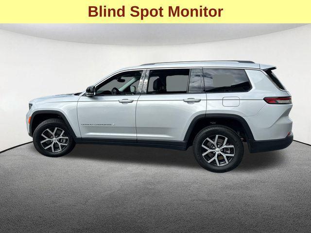 Photo of 2023 Silver Zynith Jeep Grand Cherokee L