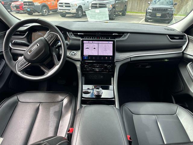 Photo of 2023 Silver Zynith Jeep Grand Cherokee L