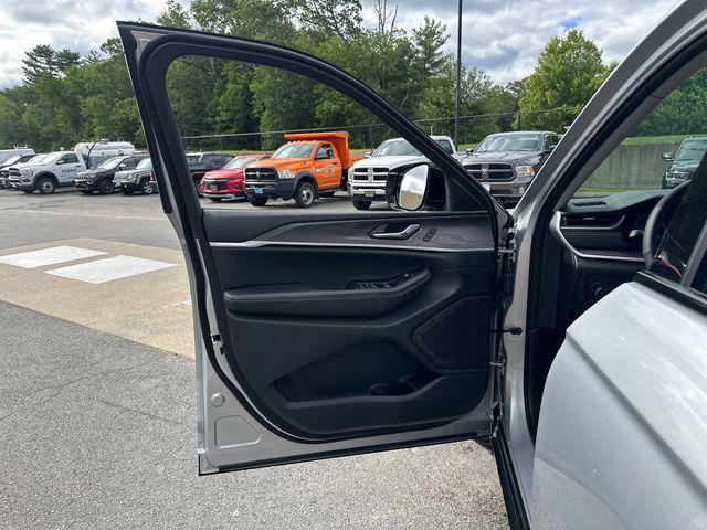 Photo of 2023 Silver Zynith Jeep Grand Cherokee L