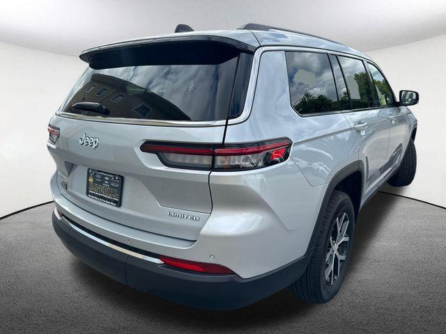 Photo of 2023 Silver Zynith Jeep Grand Cherokee L