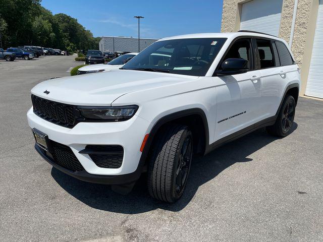 Photo of 2025 Bright White Clearcoat Jeep Grand Cherokee