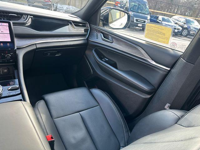 Photo of 2024 Bright White Clearcoat Jeep Grand Cherokee