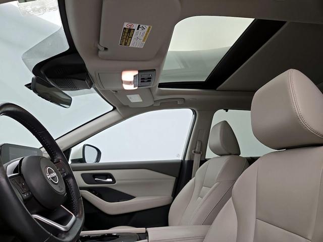 Photo of 2022 White Nissan Rogue