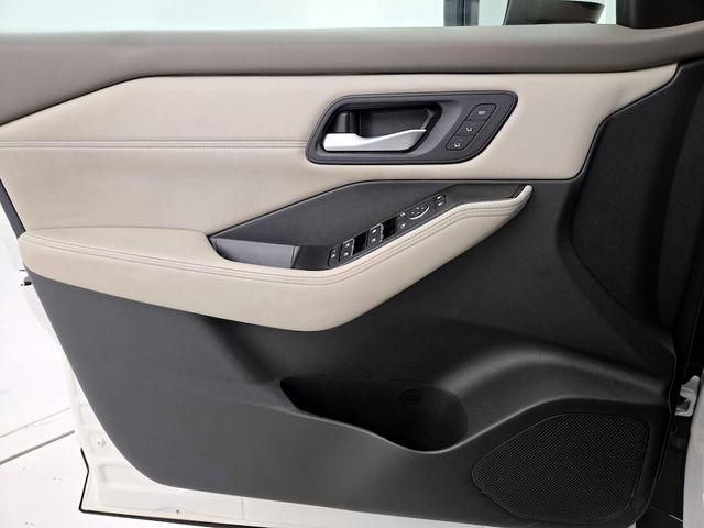 Photo of 2022 White Nissan Rogue