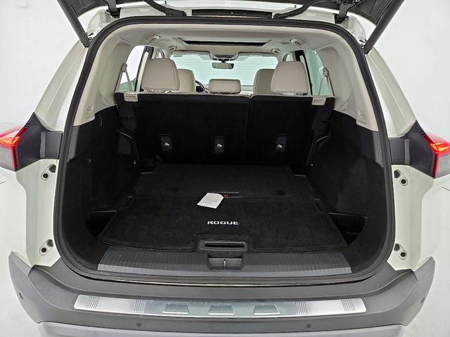 Photo of 2022 White Nissan Rogue