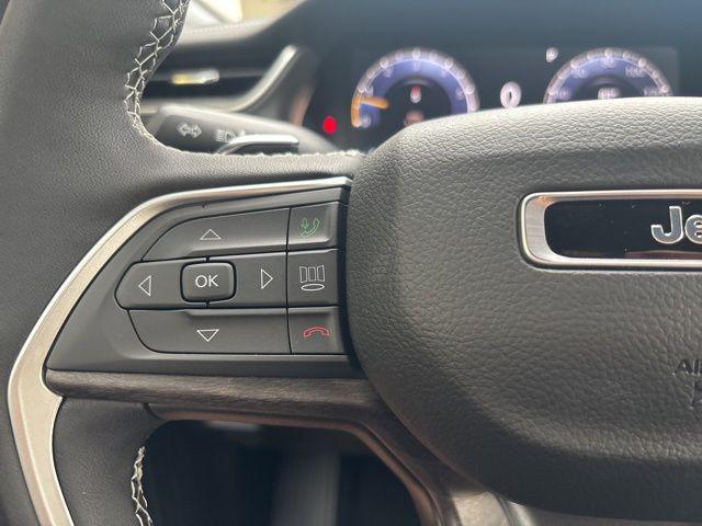 Photo of 2025 Diamond Black Crystal Pearlcoat Jeep Grand Cherokee L