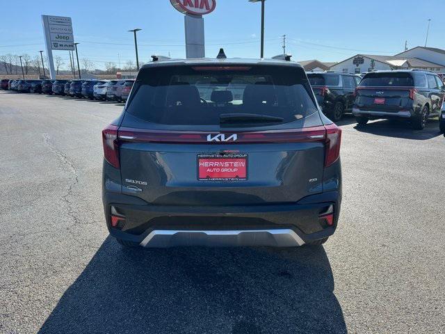 Photo of 2025 Gray Kia Seltos