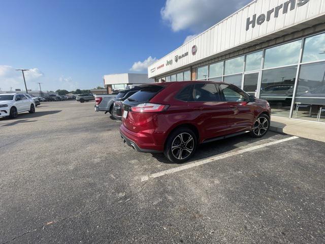 Photo of 2019 Ruby Red Metallic Ford Edge