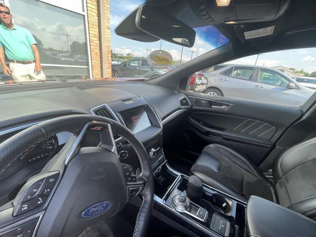 Photo of 2019 Ruby Red Metallic Ford Edge