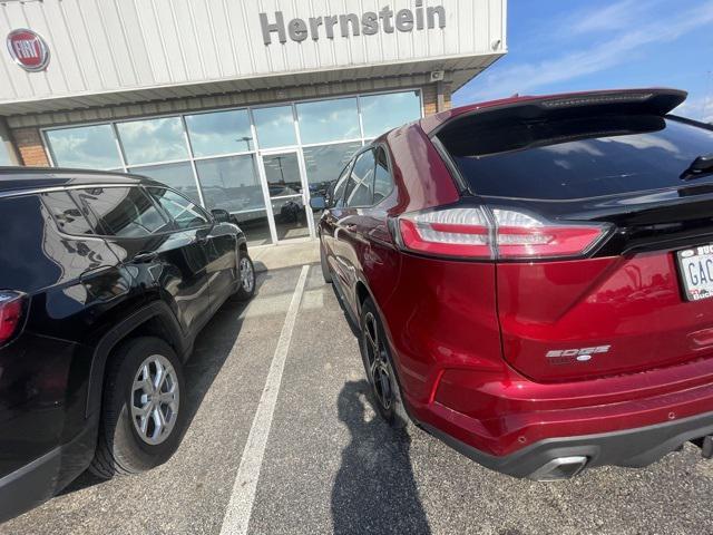 Photo of 2019 Ruby Red Metallic Ford Edge