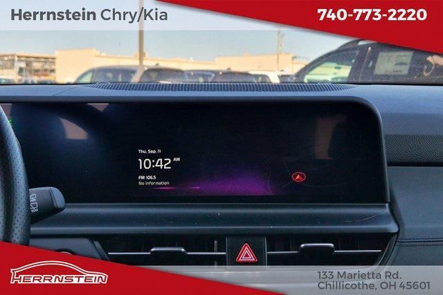 Photo of 2024 Pluton Blue/Black Roof Kia Seltos