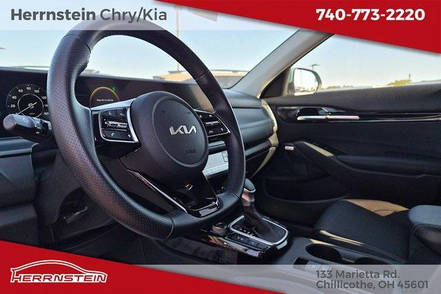 Photo of 2024 Pluton Blue/Black Roof Kia Seltos