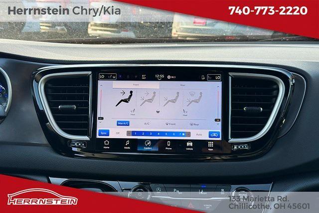 Photo of 2025 Diamond Black Crystal Pearlcoat Chrysler Voyager