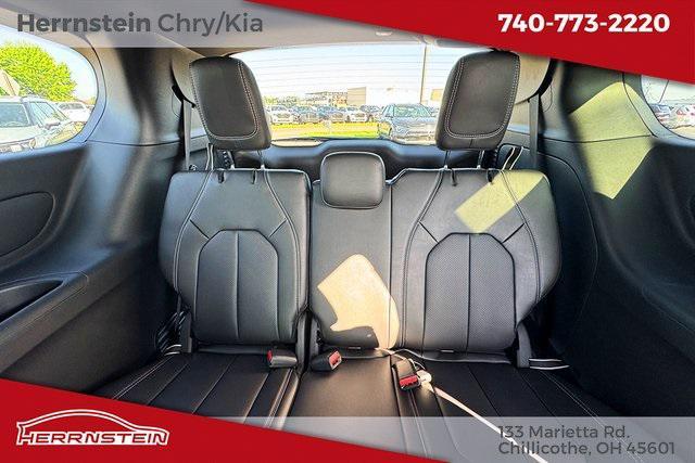 Photo of 2025 Diamond Black Crystal Pearlcoat Chrysler Voyager