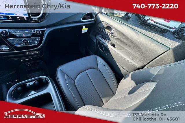Photo of 2025 Diamond Black Crystal Pearlcoat Chrysler Voyager