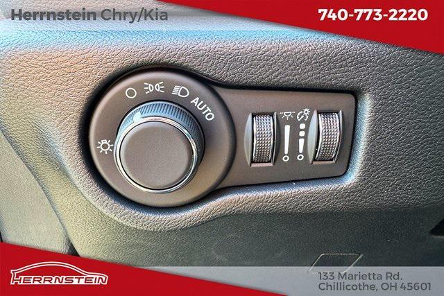 Photo of 2025 Diamond Black Crystal Pearlcoat Chrysler Voyager
