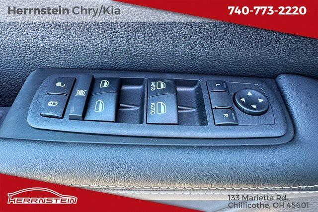 Photo of 2025 Diamond Black Crystal Pearlcoat Chrysler Voyager