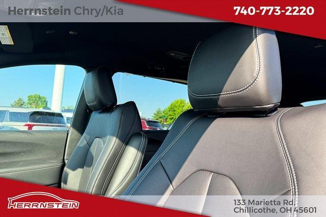 Photo of 2025 Diamond Black Crystal Pearlcoat Chrysler Voyager