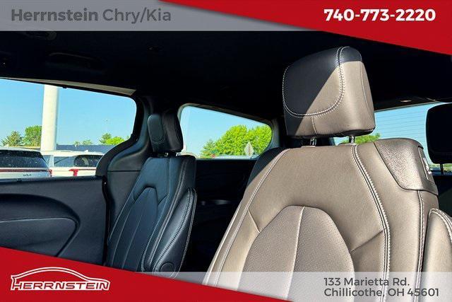 Photo of 2025 Diamond Black Crystal Pearlcoat Chrysler Voyager