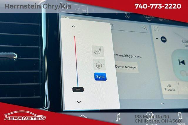 Photo of 2025 Diamond Black Crystal Pearlcoat Chrysler Voyager