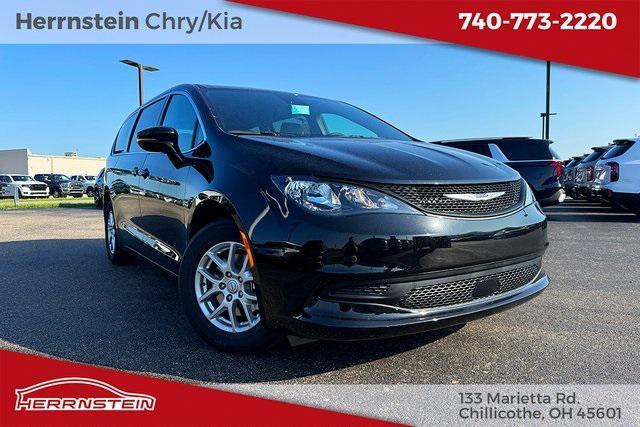 Photo of 2025 Diamond Black Crystal Pearlcoat Chrysler Voyager