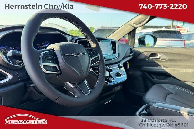 Photo of 2025 Diamond Black Crystal Pearlcoat Chrysler Voyager