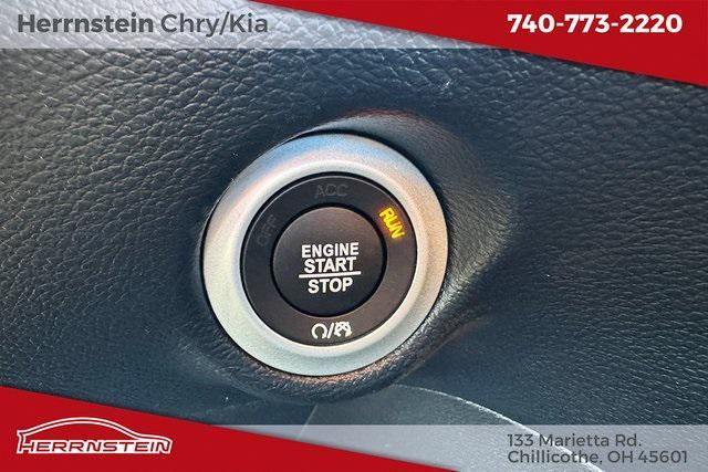 Photo of 2025 Diamond Black Crystal Pearlcoat Chrysler Voyager