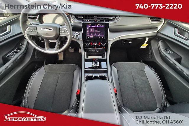 Photo of 2025 Diamond Black Crystal Pearlcoat Jeep Grand Cherokee L