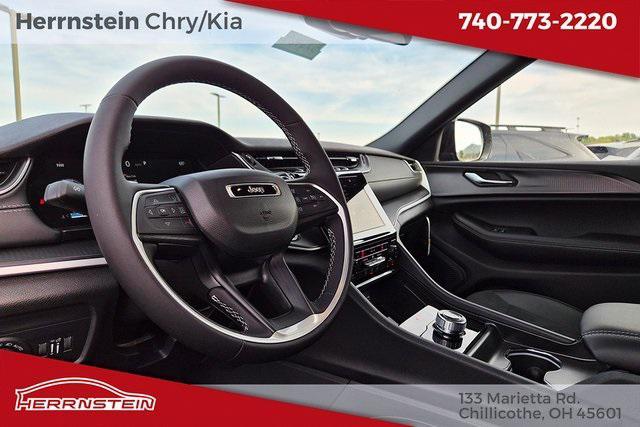 Photo of 2025 Diamond Black Crystal Pearlcoat Jeep Grand Cherokee L