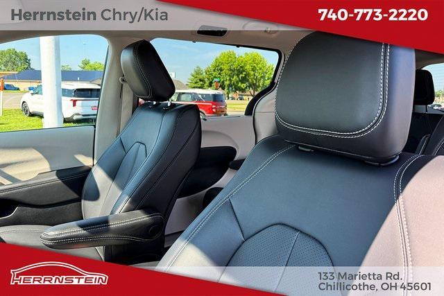 Photo of 2024 Bright White Clearcoat Chrysler Pacifica