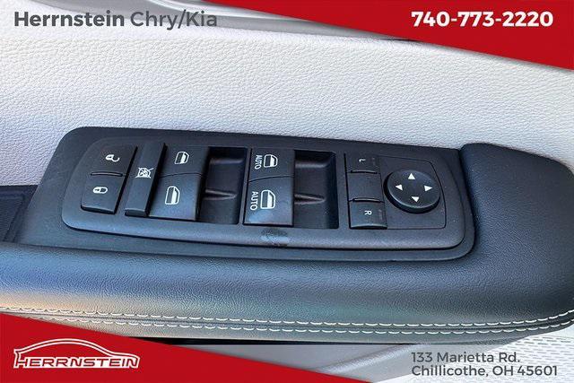 Photo of 2024 Bright White Clearcoat Chrysler Pacifica
