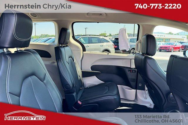 Photo of 2024 Bright White Clearcoat Chrysler Pacifica