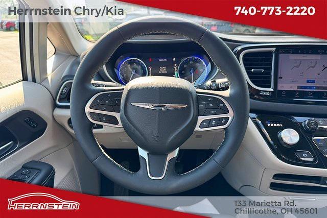 Photo of 2024 Bright White Clearcoat Chrysler Pacifica