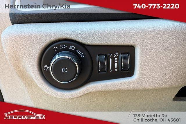 Photo of 2024 Bright White Clearcoat Chrysler Pacifica