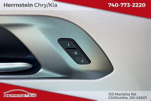 Photo of 2024 Bright White Clearcoat Chrysler Pacifica