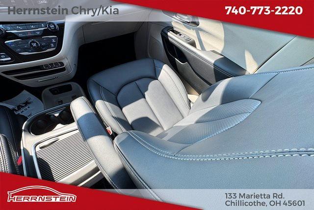 Photo of 2024 Bright White Clearcoat Chrysler Pacifica