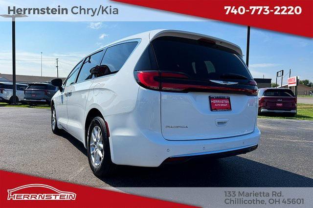 Photo of 2024 Bright White Clearcoat Chrysler Pacifica