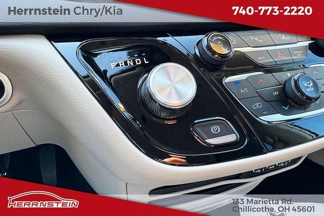 Photo of 2024 Bright White Clearcoat Chrysler Pacifica