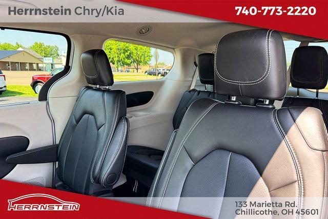 Photo of 2024 Bright White Clearcoat Chrysler Pacifica