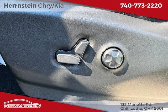 Photo of 2024 Bright White Clearcoat Chrysler Pacifica