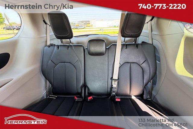 Photo of 2024 Bright White Clearcoat Chrysler Pacifica