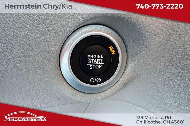 Photo of 2024 Bright White Clearcoat Chrysler Pacifica
