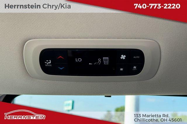 Photo of 2024 Bright White Clearcoat Chrysler Pacifica