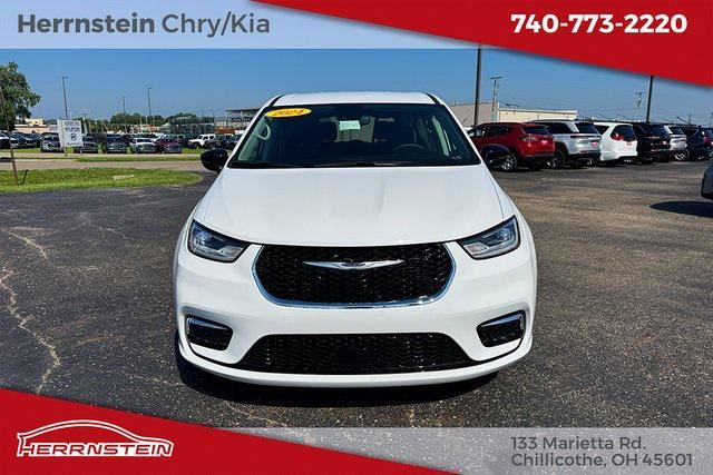 Photo of 2024 Bright White Clearcoat Chrysler Pacifica