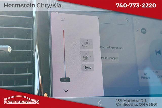Photo of 2024 Bright White Clearcoat Chrysler Pacifica